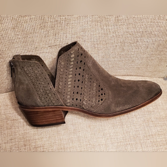 Vince Camuto ankle booties, sage green suede sz 9, cute cutout detail, 2" heel - Picture 4 of 15